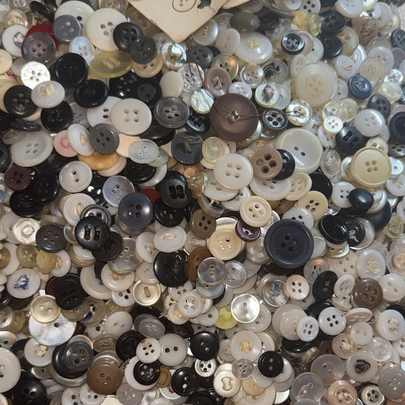 6,168 Button Bundle Assorted - Picture 5 of 13